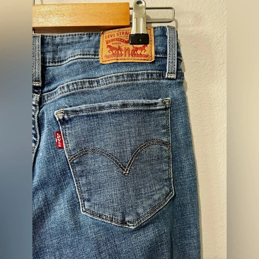 Levi's Light Wash 711 Distressed Skinny Jean - Size 27
